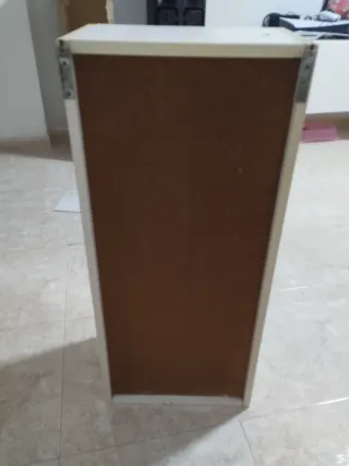 Mueble de baño beige y blanco