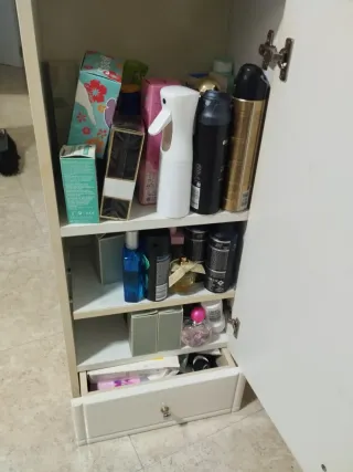 Mueble de baño beige y blanco