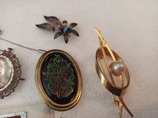 broches y alfileres de solapa antiguos y vintage.