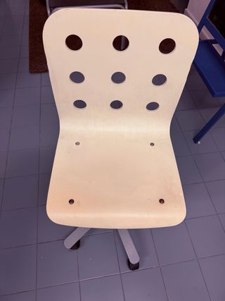 Silla de escritorio beige con ruedas