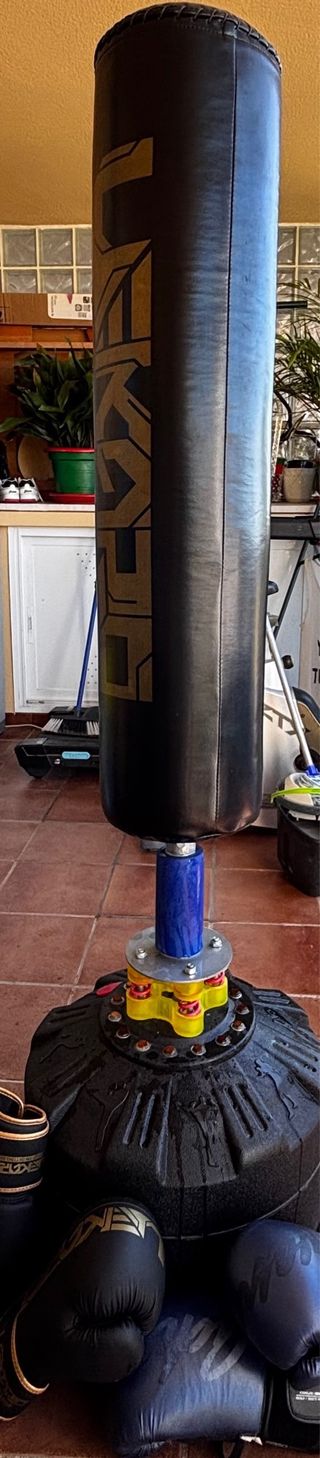 Saco de boxeo y guantes