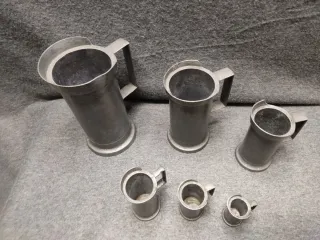 Colección jarras medidoras estaño