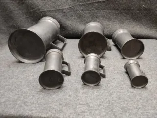 Colección jarras medidoras estaño