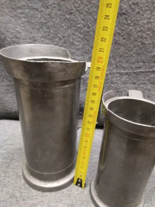 Colección jarras medidoras estaño