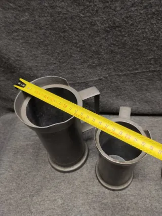 Colección jarras medidoras estaño