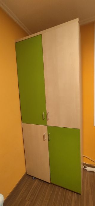 Armario ropero alto beige y verde