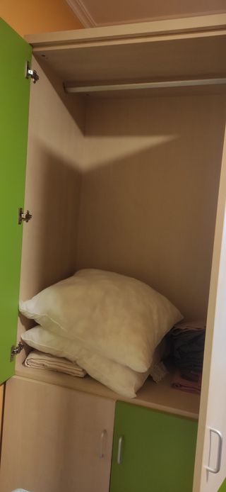 Armario ropero alto beige y verde