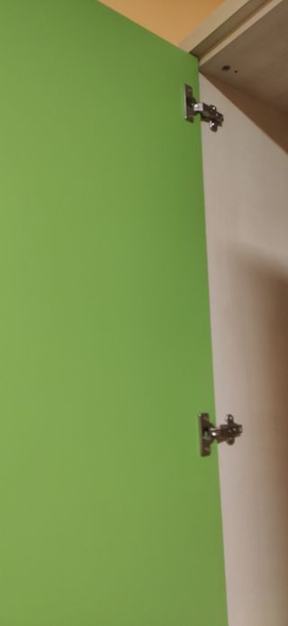 Armario ropero alto beige y verde