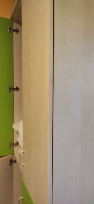 Armario ropero alto beige y verde