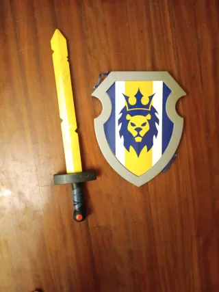 Espada y escudo de juguete