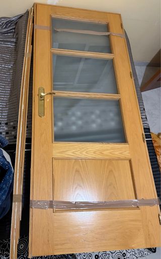 Puerta de madera con cristal Esta perfecta.