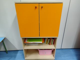 Armario naranja con balda para escuela infantil