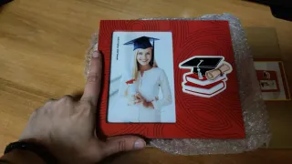 Cornice rossa laurea con cappello e pergamena