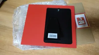 Cornice rossa laurea con cappello e pergamena