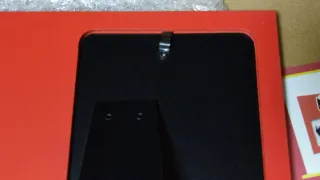 Cornice rossa laurea con cappello e pergamena