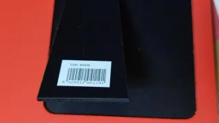 Cornice rossa laurea con cappello e pergamena