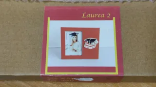 Cornice rossa laurea con cappello e pergamena