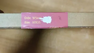 Cornice rossa laurea con cappello e pergamena