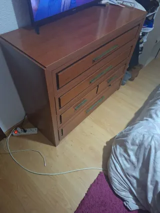 Cómoda de madera marrón