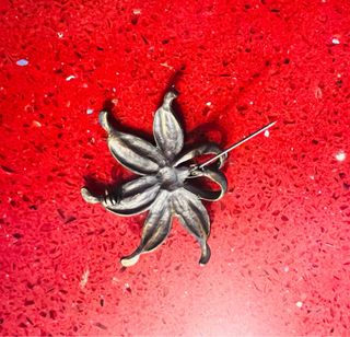 Broche Flor Metálico con Cristales
