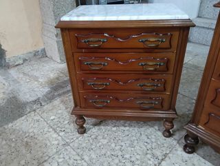 Mueble y mesitas de madera