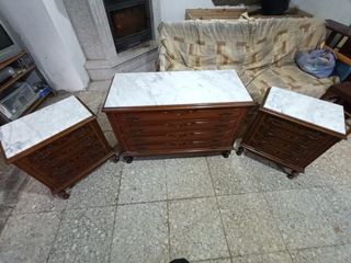 Mueble y mesitas de madera