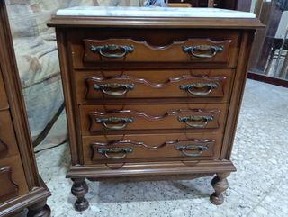 Mueble y mesitas de madera