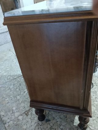 Mueble y mesitas de madera