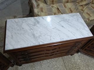 Mueble y mesitas de madera