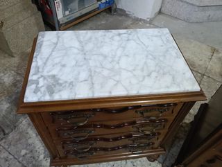 Mueble y mesitas de madera