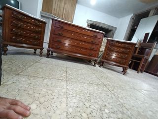 Mueble y mesitas de madera
