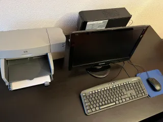 Ordenador HP con Impresora Beige y Negra