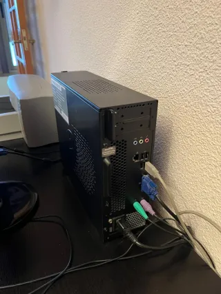 Ordenador HP con Impresora Beige y Negra