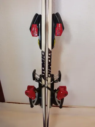 Esquís Atomic con fijaciones y bastones