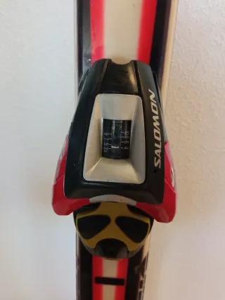 Esquís Atomic con fijaciones y bastones