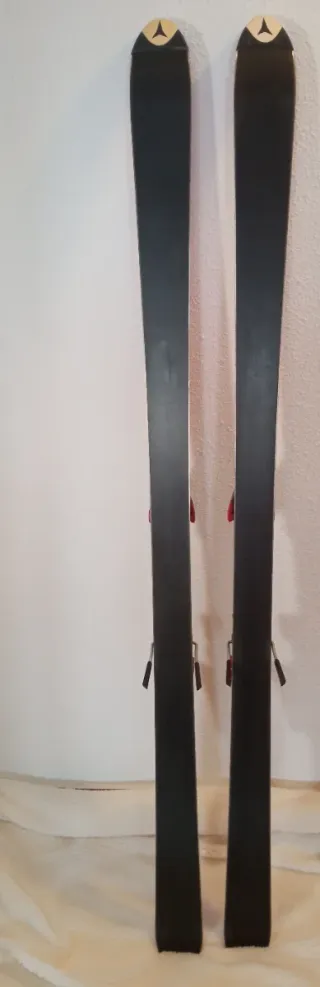 Esquís Atomic con fijaciones y bastones