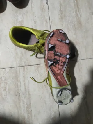 Zapatillas de fútbol verdes y amarillas