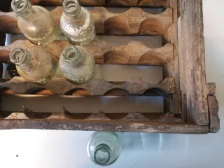 Antigua caja de madera para botellas