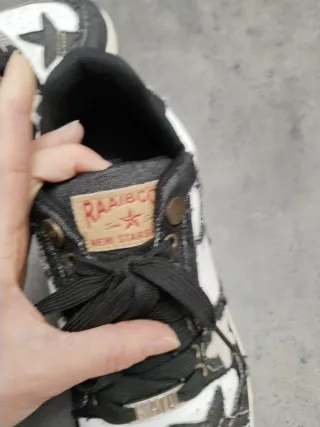 Zapatillas Raaibcck estrellas negras y blancas