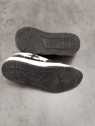 Zapatillas Raaibcck estrellas negras y blancas