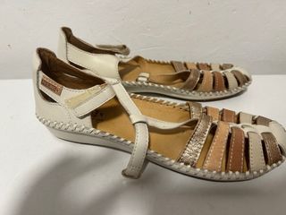 Sandalias cangrejeras Pikolinos beige y oro
