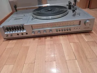 Toca discos y radio cassette