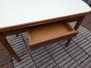 Mesa de comedor blanca y madera