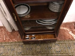 Mueble expositor vajilla, madera y cristal