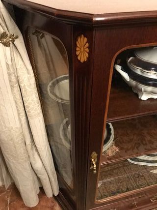 Mueble expositor vajilla, madera y cristal