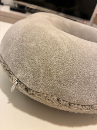 Almohada de viaje gris