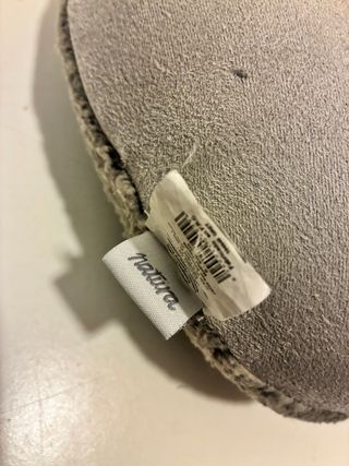 Almohada de viaje gris