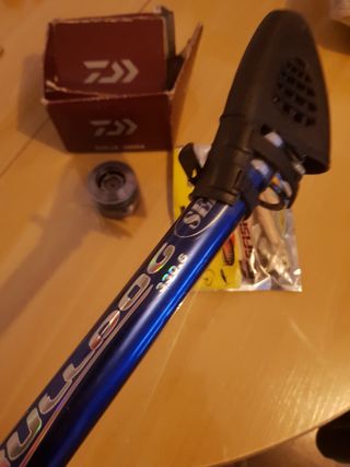 Carrete Daiwa 3000 y caña de pesca