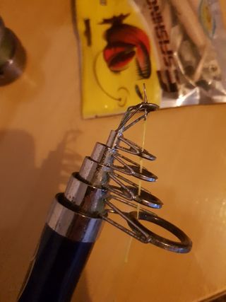 Carrete Daiwa 3000 y caña de pesca