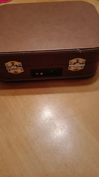 Tocadiscos portátil con altavoces y bluetooth.